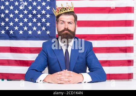 Homme d'affaires de bonne réputation homme beau s'assoir bureau drapeau américain fond, concept de rêve américain. Banque D'Images