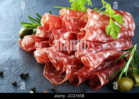 salami finement tranché. délicieux en-cas salami rustique. Banque D'Images