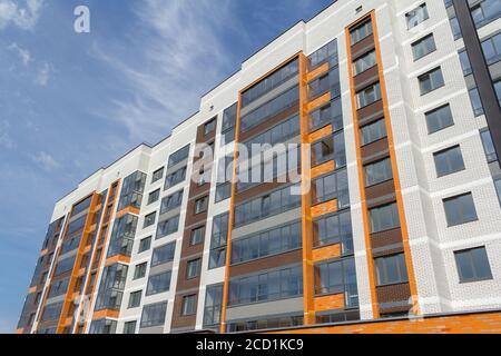 Izhevsk, Russie-août 11 2020 : construction d'une maison en hauteur. Bâtiment en construction. Technologies modernes de construction. Cadre en béton et bri Banque D'Images