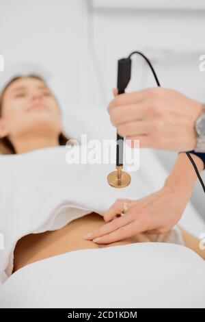 jeune femme caucasienne examinée par un médecin, maladies de l'estomac. utilisation d'équipement et de dispositifs spéciaux Banque D'Images