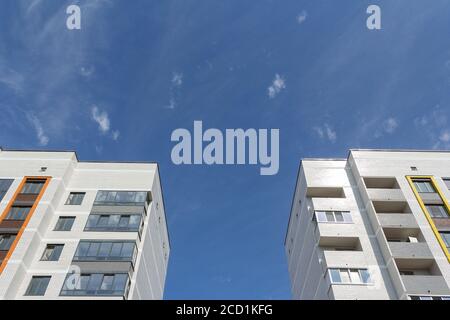 Izhevsk, Russie-août 11 2020 : construction d'une maison en hauteur. Bâtiment en construction. Technologies modernes de construction. Cadre en béton et bri Banque D'Images