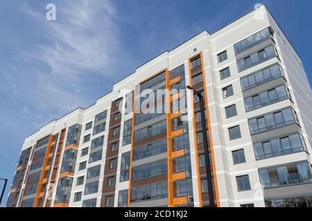 Izhevsk, Russie-août 11 2020 : construction d'une maison en hauteur. Bâtiment en construction. Technologies modernes de construction. Cadre en béton et bri Banque D'Images