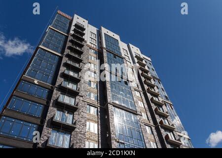 Izhevsk, Russie-août 11 2020 : construction d'une maison en hauteur. Bâtiment en construction. Technologies modernes de construction. Cadre en béton et bri Banque D'Images