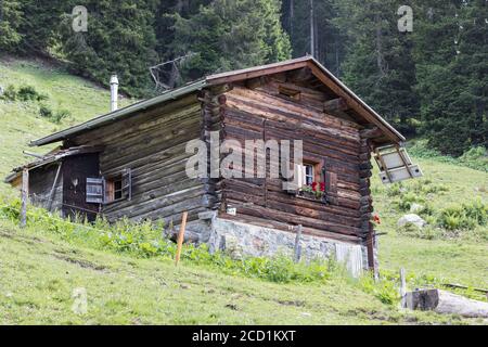 maison de bois dans les alpes suisses Banque D'Images