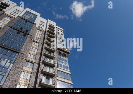 Izhevsk, Russie-août 11 2020 : construction d'une maison en hauteur. Bâtiment en construction. Technologies modernes de construction. Cadre en béton et bri Banque D'Images