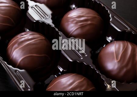 Bonbons au chocolat dans une boîte gros plan, photo macro Banque D'Images