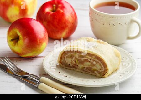 Strudel à la pomme et à la cannelle. Tarte traditionnelle maison superposée aux fruits, servie avec du sucre en poudre. Délicieux dessert. Mise au point sélective Banque D'Images