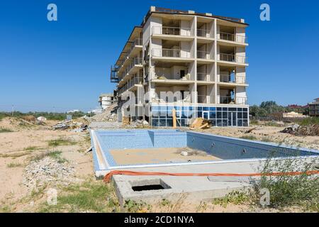 Construction illégale sur le côté côtier, démolition d'hôtel, piscine non finie au premier plan Banque D'Images