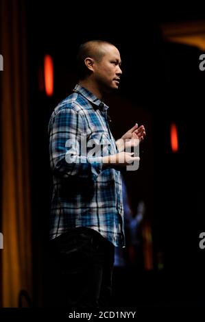 Las Vegas, Nevada, États-Unis. 26 mars 2014. Zappos.com le PDG Tony Hsieh prend la parole au déjeuner du dernier jour de CinemaCone et à la présentation spéciale au Caesars Palace lors de CinemaCon, la convention officielle de l'Association nationale des propriétaires de théâtre, à Las Vegas, Nevada, le 26 mars 2014. Crédit : David Becker/ZUMA Wire/Alay Live News Banque D'Images