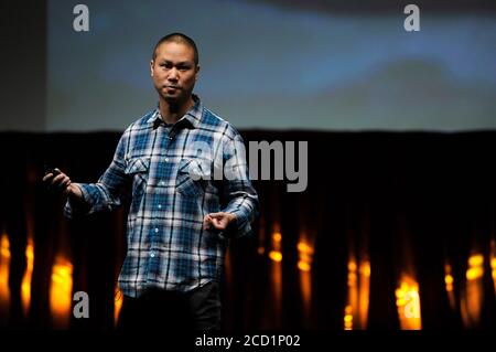 Las Vegas, Nevada, États-Unis. 26 mars 2014. Zappos.com le PDG Tony Hsieh prend la parole au déjeuner du dernier jour de CinemaCone et à la présentation spéciale au Caesars Palace lors de CinemaCon, la convention officielle de l'Association nationale des propriétaires de théâtre, à Las Vegas, Nevada, le 26 mars 2014. Crédit : David Becker/ZUMA Wire/Alay Live News Banque D'Images