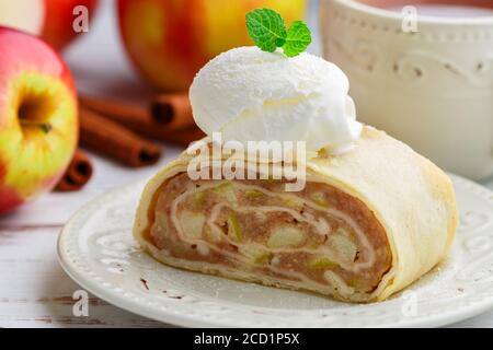 Strudel à la pomme et à la cannelle. Tarte traditionnelle maison superposée aux fruits, servie avec du sucre en poudre et de la glace à la vanille. Délicieux dess Banque D'Images