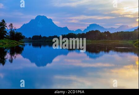 Oxbow Bend au parc national de Grand Teton près de Jackson, Wyoming, avec vue sur le mont Moran qui se reflète dans la rivière Snake au coucher du soleil Banque D'Images