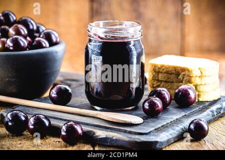 Gelée de jabuticaba, biologique, maison, avec des fruits exotiques brésiliens. La jaboticaba (ou jabuticaba) est un fruit commun de l'amérique du Sud. Banque D'Images