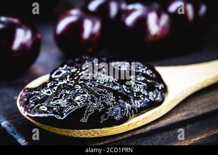 Gelée biologique faite dans une cuillère en bois, jabuticaba (ou jaboticaba) gelée, un fruit brésilien typique, connu sous le nom de raisin brésilien. Banque D'Images