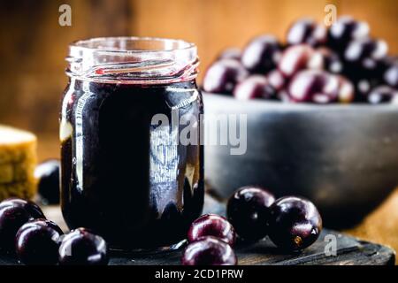 Gelée de jabuticaba, biologique, maison, avec des fruits exotiques brésiliens. La jaboticaba (ou jabuticaba) est un fruit commun de l'amérique du Sud. Banque D'Images