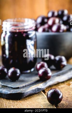 Jabuticaba (ou jaboticaba) gelée, raisin brésilien originaire de la forêt atlantique, et de l'amérique du Sud. Gelée sans conservateurs ni sucre ajouté. Banque D'Images