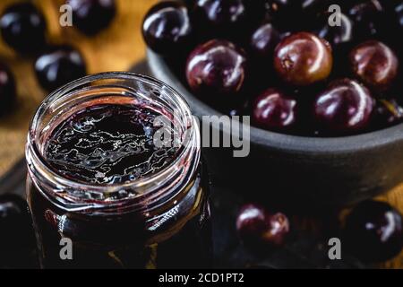 Gelée de jabuticaba, biologique, maison, avec des fruits exotiques brésiliens. La jaboticaba (ou jabuticaba) est un fruit commun de l'amérique du Sud. Banque D'Images