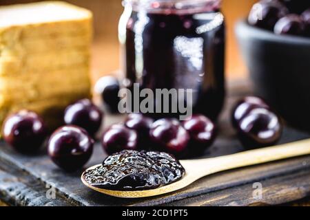 Gelée de jabuticaba, biologique, maison, avec des fruits exotiques brésiliens. La jaboticaba (ou jabuticaba) est un fruit commun de l'amérique du Sud. Banque D'Images