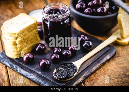 Jabuticaba (ou jaboticaba) gelée, raisin brésilien originaire de la forêt atlantique, et de l'amérique du Sud. Gelée sans conservateurs ni sucre ajouté. Banque D'Images