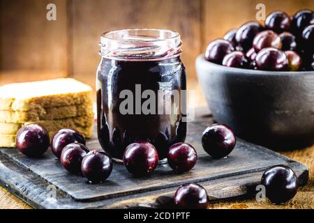 Jabuticaba (ou jaboticaba) gelée, raisin brésilien originaire de la forêt atlantique, et de l'amérique du Sud. Gelée sans conservateurs ni sucre ajouté. Banque D'Images