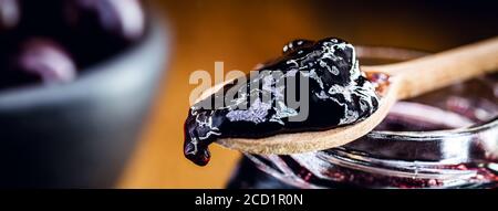 Gelée biologique faite dans une cuillère en bois, jabuticaba (ou jaboticaba) gelée, un fruit brésilien typique, connu sous le nom de raisin brésilien. Banque D'Images