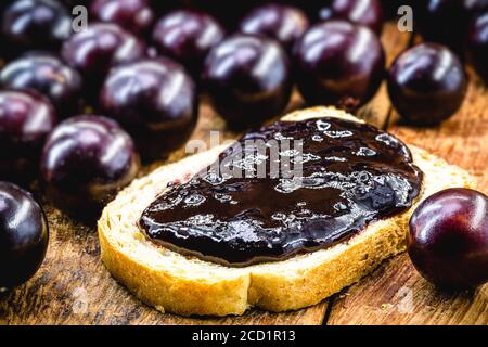 Gelée de jabuticaba, biologique, maison, avec des fruits exotiques brésiliens. La jaboticaba (ou jabuticaba) est un fruit commun de l'amérique du Sud. Banque D'Images
