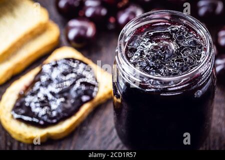 Jabuticaba (ou jaboticaba) gelée, raisin brésilien originaire de la forêt atlantique, et de l'amérique du Sud. Gelée sans conservateurs ni sucre ajouté. Banque D'Images