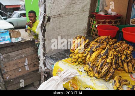 Antananarivo, Madagascar - 24 avril 2019: Petites bananes mûres jaunes - fruits populaires sur Madagascar, parce qu'il est bon marché - exposées au marché de rue St Banque D'Images