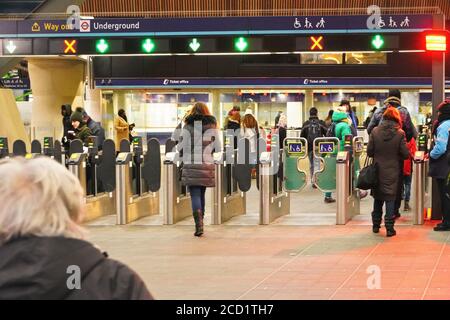 Londres, Royaume-Uni - 01 février 2019 : personnes marchant dans le tourniquet à la station de métro London Bridge - 4ème plus achalandé dans la capitale du Royaume-Uni - billet Banque D'Images