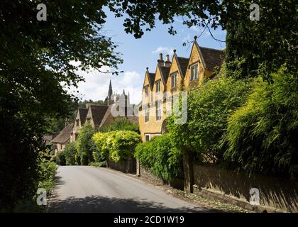 Calme Country Lane, village "Castle Combe", Wiltshire, Cotswolds, Angleterre, Royaume-Uni Banque D'Images
