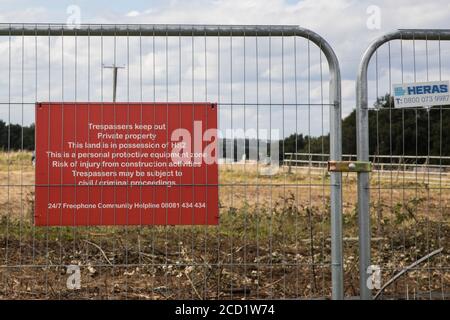 Offchurch, Royaume-Uni. 24 août 2020. Un avis est affiché sur les rampes autour d'un site sur la voie de Fosse où des arbres sont abattus en liaison avec la liaison ferroviaire à grande vitesse HS2. Le projet controversé d'infrastructure HS2 devrait actuellement coûter 106 milliards de livres sterling et détruire ou impacter de manière significative de nombreux habitats naturels irremplaçables, dont 108 anciennes terres boisées. Crédit : Mark Kerrison/Alamy Live News Banque D'Images