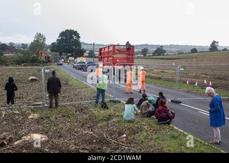 Offchurch, Royaume-Uni. 24 août 2020. Les activistes anti-HS2 réagissent à l'abattage d'un chêne mûr le long de la voie Fosse dans le cadre d'ouvrages en liaison ferroviaire à grande vitesse HS2. Le projet controversé d'infrastructure HS2 devrait actuellement coûter 106 milliards de livres sterling et détruire ou impacter de manière significative de nombreux habitats naturels irremplaçables, dont 108 anciennes terres boisées. Crédit : Mark Kerrison/Alamy Live News Banque D'Images