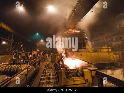 Production d'acier dans les fours électriques, moulage continu à chaud à billettes, également appelé moulage par brins. Banque D'Images