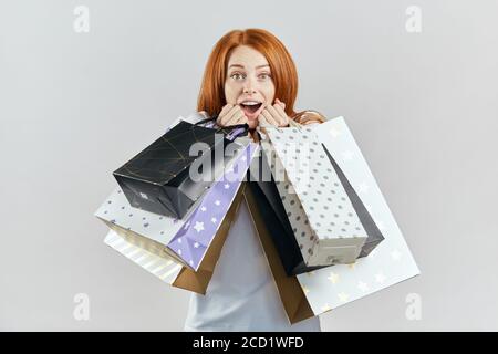 une fille excitée est heureuse car elle a acheté beaucoup de choses. black friday. shopping saison. studio shot Banque D'Images