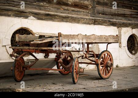 un vieux chariot à quatre roues tiré par un cheval reste abandonné. ancien chariot ou chariot à cheval sans le cheval. Banque D'Images