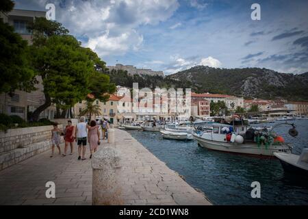 Hvar/Croatie-5 août 2020: Ville historique fascinante de Hvar, pleine de monuments traditionnels dalmates et de bâtiments en pierre, entourée de cascades Banque D'Images