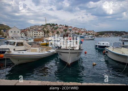 Hvar/Croatie-5 août 2020: Belle colline couverte de maisons traditionnelles, anciennes, dalmates dans la ville de Hvar, populaire touristique et de voile destination Banque D'Images