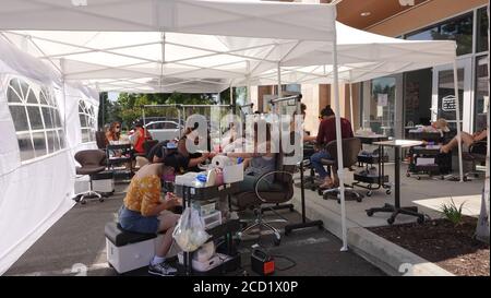 Vista, CA / USA - 1 août 2020: Un salon de manucure a déplacé ses opérations à l'extérieur pour éviter d'avoir à fermer à nouveau pendant les périodes de Covid-19. Banque D'Images