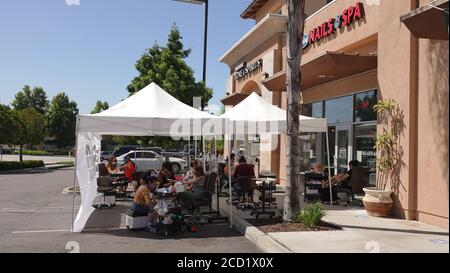Vista, CA / USA - 1 août 2020: Un salon de manucure a déplacé ses opérations à l'extérieur pour éviter d'avoir à fermer à nouveau pendant les périodes de Covid-19. Banque D'Images