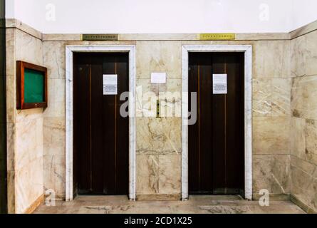 Ascenseurs dans le hall de l'ancien hôtel Itatiaia Banque D'Images