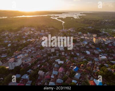 Photographie aérienne de la ville de Chake Chake, capitale de l'île de Pemba, archipel de Zanzibar. Ville dans un delta de rivière à l'heure du coucher du soleil Banque D'Images