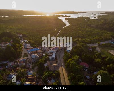 Photographie aérienne de la ville de Chake Chake, capitale de l'île de Pemba, archipel de Zanzibar. Ville dans un delta de rivière à l'heure du coucher du soleil Banque D'Images