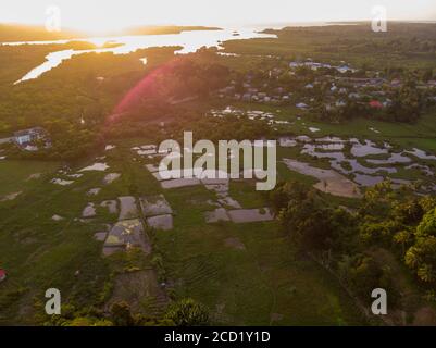 Photographie aérienne de la ville de Chake Chake, capitale de l'île de Pemba, archipel de Zanzibar. Ville dans un delta de rivière à l'heure du coucher du soleil Banque D'Images