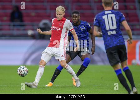 AMSTERDAM, PAYS-BAS - AOÛT 25 : Donny van de Beek d'Ajax, Jordan Torunarigha de Hertha BSC pendant le match pré-saison entre Ajax et Hertha BSC le 25 août 2020 à Amsterdam, aux pays-Bas. *** Légende locale *** Donny van de Beek, Jordan Torunarigha Banque D'Images