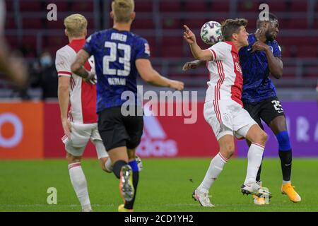 AMSTERDAM, PAYS-BAS - AOÛT 25 : Donny van de Beek d'Ajax, Arne Maier de Hertha BSC, Edson Alvarez d'Ajax, Jordan Torunarigha de Hertha BSC lors du match d'avant-saison entre Ajax et Hertha BSC le 25 août 2020 à Amsterdam, aux pays-Bas. *** Légende locale *** Donny van de Beek, Arne Maier, Edson Alvarez, Jordan Torunarigha Banque D'Images