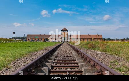 L'entrée de fer emblématique à Auschwitz II - Birkenau. Banque D'Images
