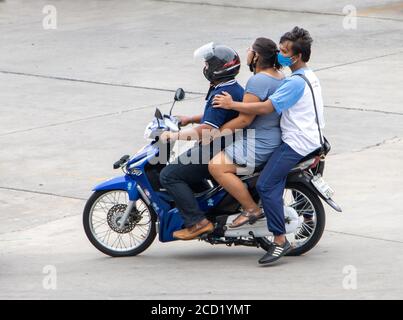SAMUT PRAKAN, THAÏLANDE, JUL 03 2020, le groupe de trois adultes se déplace sur une moto. Banque D'Images