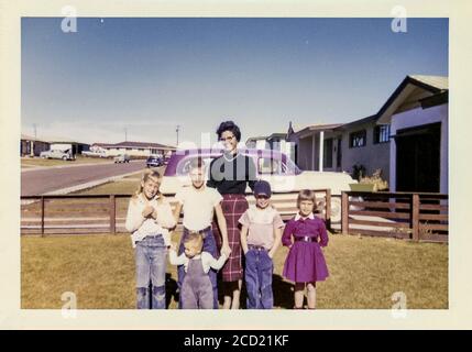 Mère avec cinq enfants pose dans la cour avant dans la banlieue de Colorado Springs, Colorado, États-Unis dans les années 1950 Banque D'Images