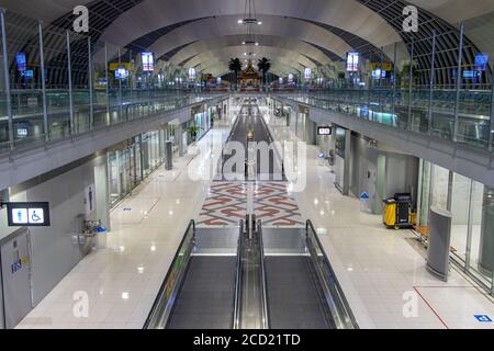 BANGKOK, THAÏLANDE, JUL 29 2020, un hall vide avec passage en mouvement - escalier mécanique horizontal, à l'aéroport de Suvarnabhumi. Banque D'Images