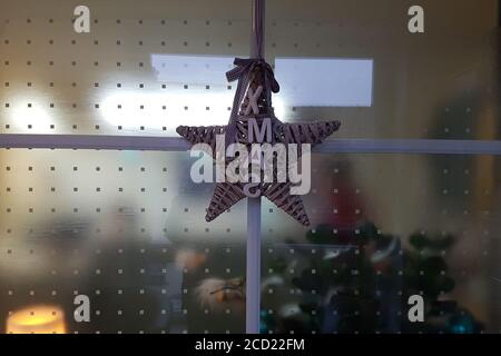 Gros plan de lettres DE NOËL avec décorations Banque D'Images